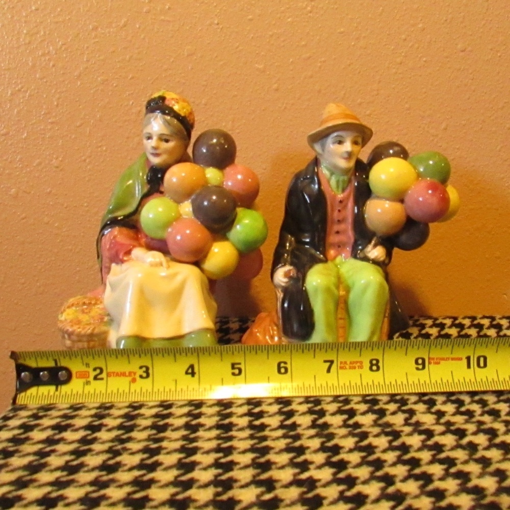 Royal Doulton figurines of the "Old Balloon Seller" & "The Balloon Man - Picture 5 of 7